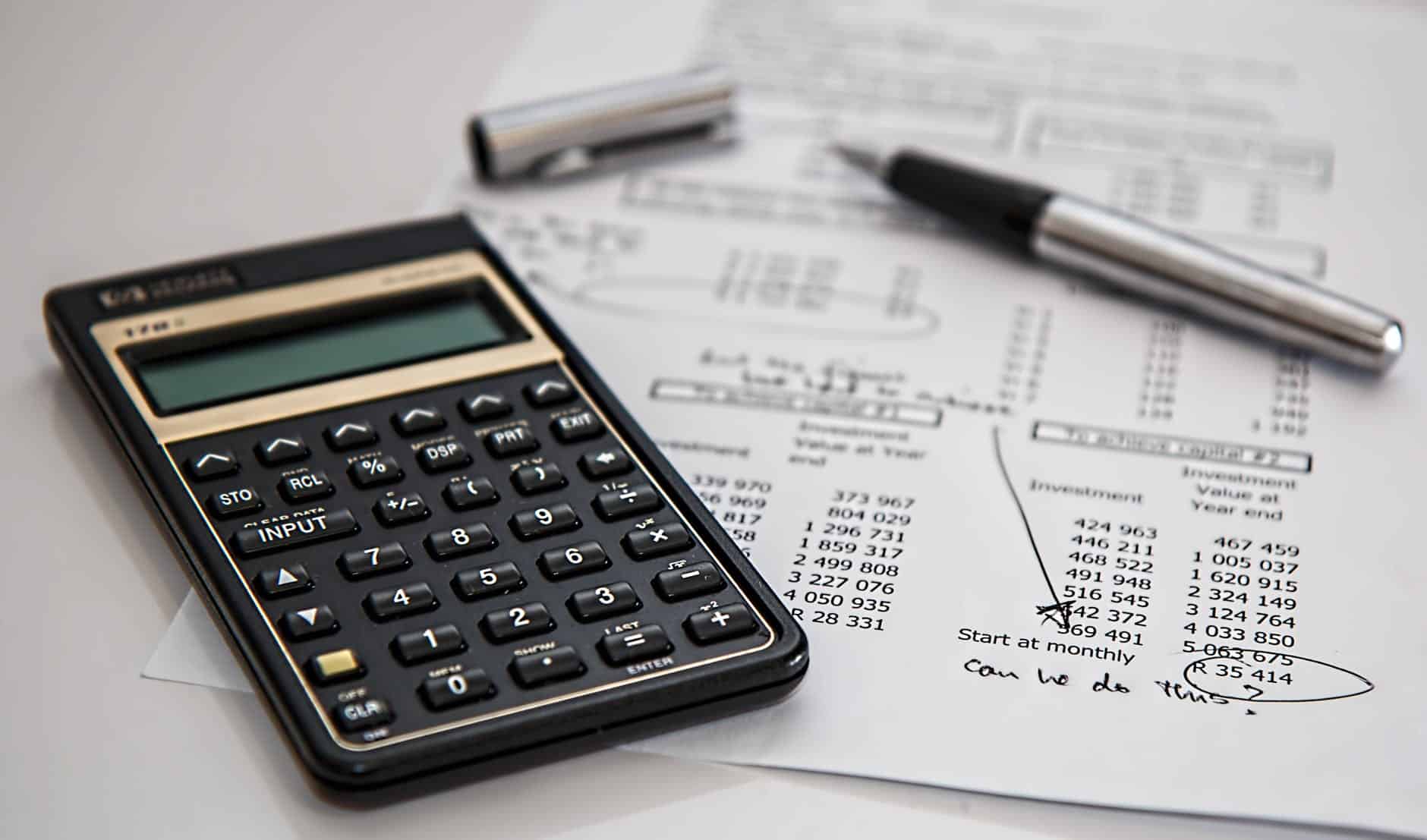 Calculadora em cima de papel cheio de números