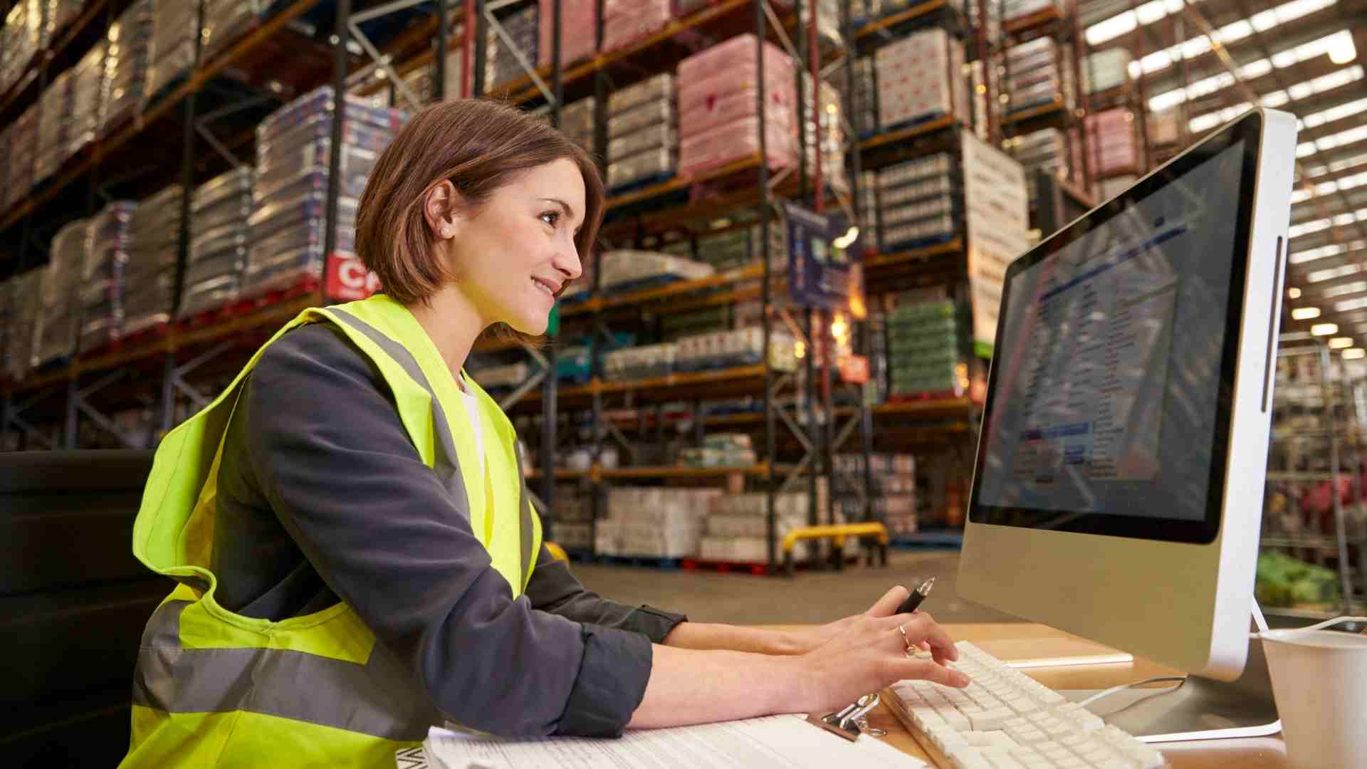 gestora de logística fazendo gerenciamento de riscos
