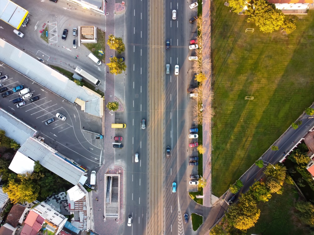 ruas com carros e caminhões vista de cima para facilitar a gestão de entregas