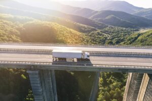 caminhão rodando com tracking pra evitar atraso na entrega