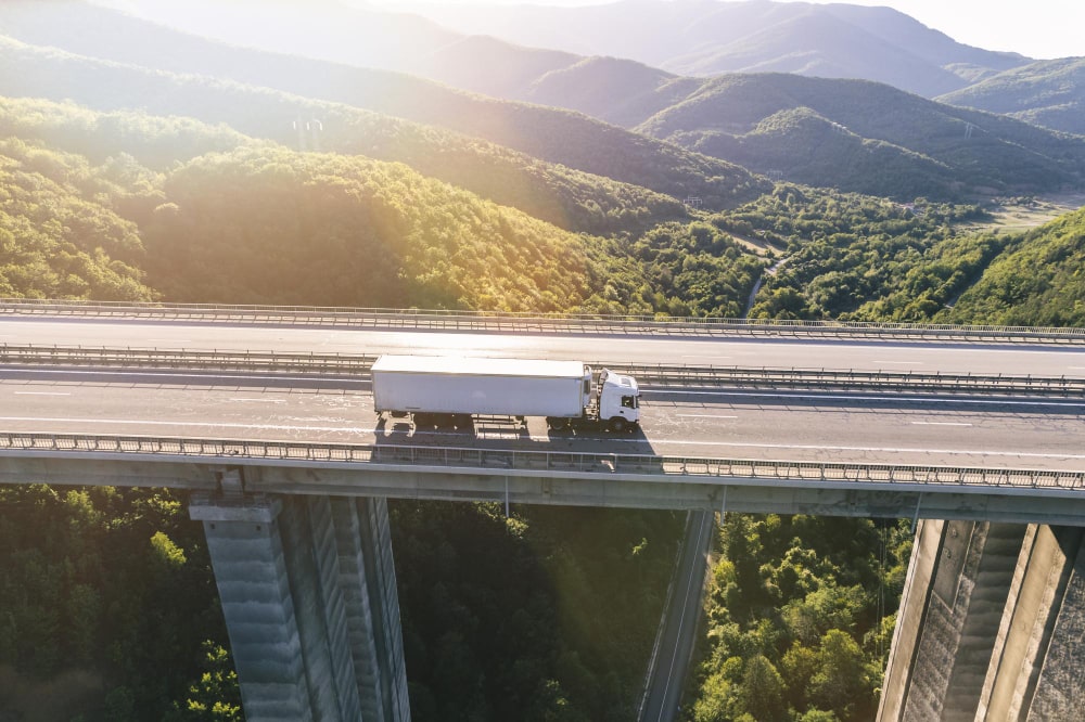 caminhão rodando com tracking pra evitar atraso na entrega